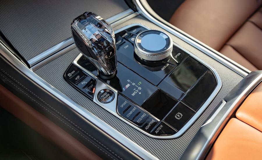Детали интерьера BMW M850i xDrive Carbon Package (G15) 2018 года  (NA) (фото 8 из 20)
